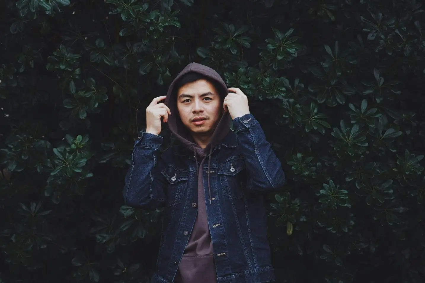 7 Casual Denim Outfit Ideas for Men to Wear on Weekends 6 5. Hoodie and Denim Jackets on Cooler Weekends