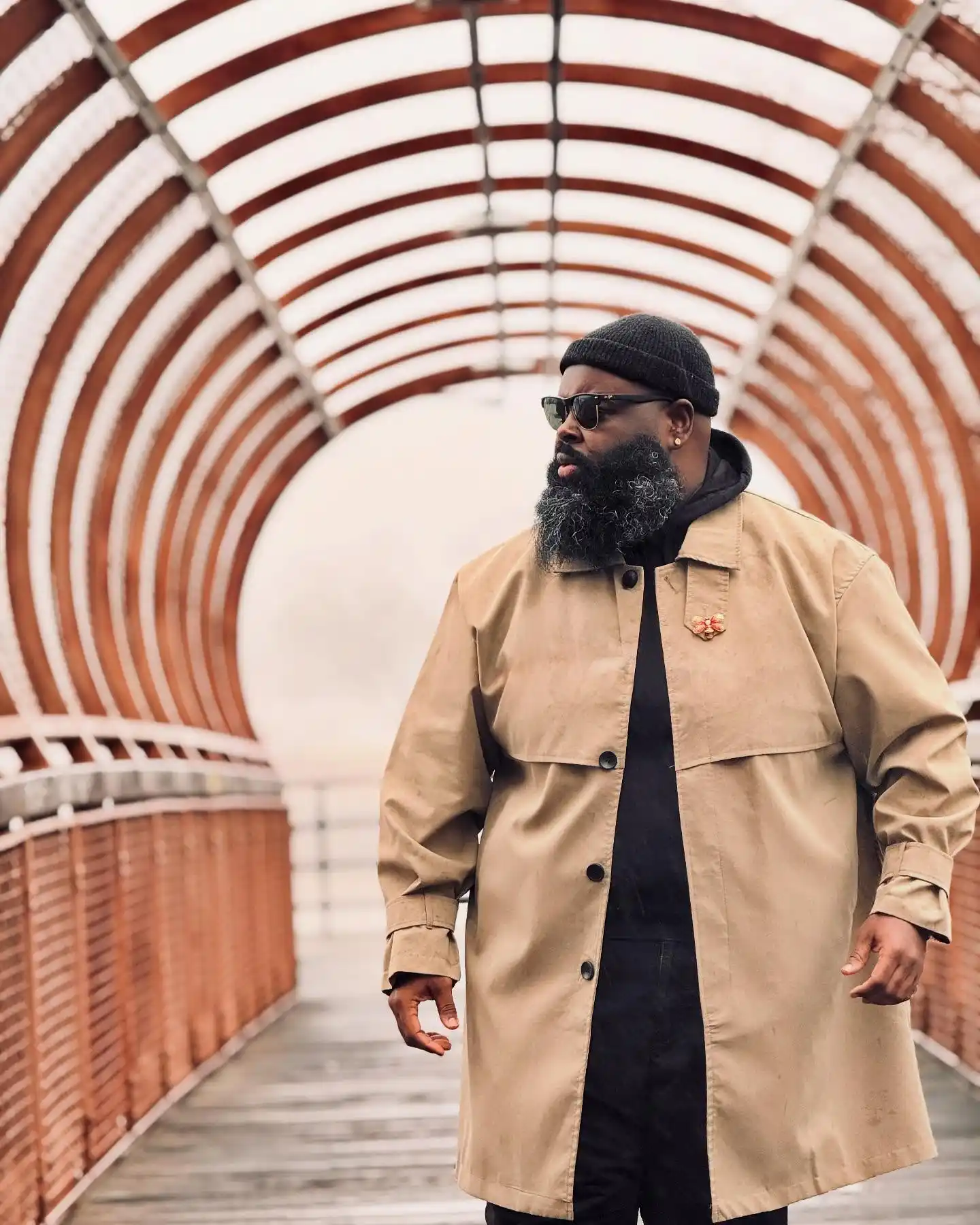 18 Earth Tone Outfits for Plus Size Men You Need to Try 9 9. Camel Trench Coat Over an All Black Base