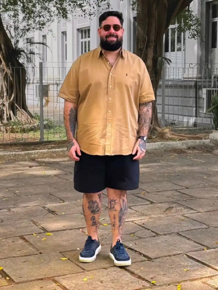 18 Earth Tone Outfits for Plus Size Men You Need to Try 11 11. Mustard Oxford Shirt with Navy Shorts and Navy Sneakers