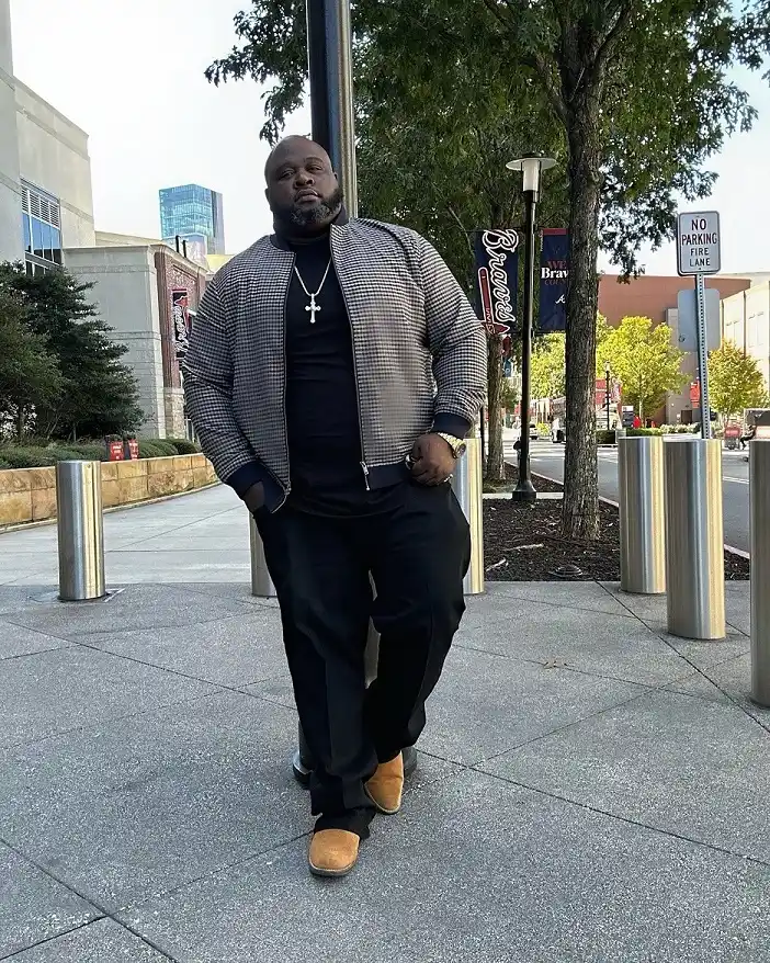 18 Earth Tone Outfits for Plus Size Men You Need to Try 13 13. Houndstooth Bomber, Black Turtleneck, and Tan Suede Boots