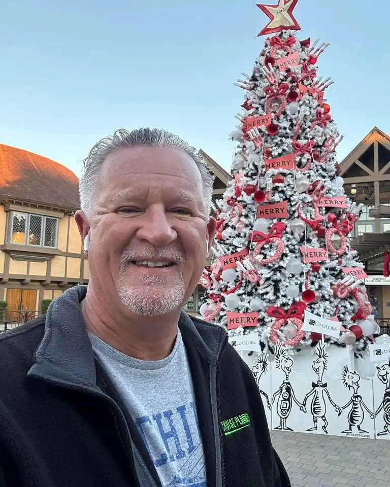 15 Christmas Party Outfits for Plus Size Men That Actually Work 15 Black Zip Fleece Over a Grey Graphic Tee