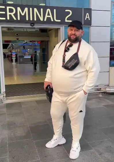 A Cream Sweatsuit That Reads Sharp Instead of Sleepy