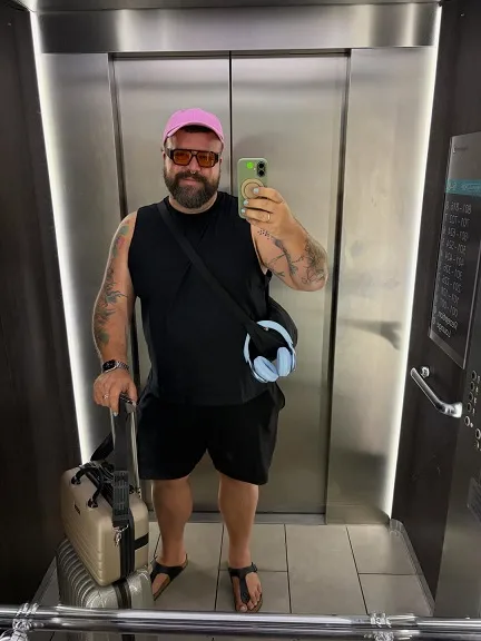 24 Travel Outfit Ideas for Plus Size Men Worth Saving Right Now 15 All Black Basics With One Bright Cap for a Hot Arrival Day
