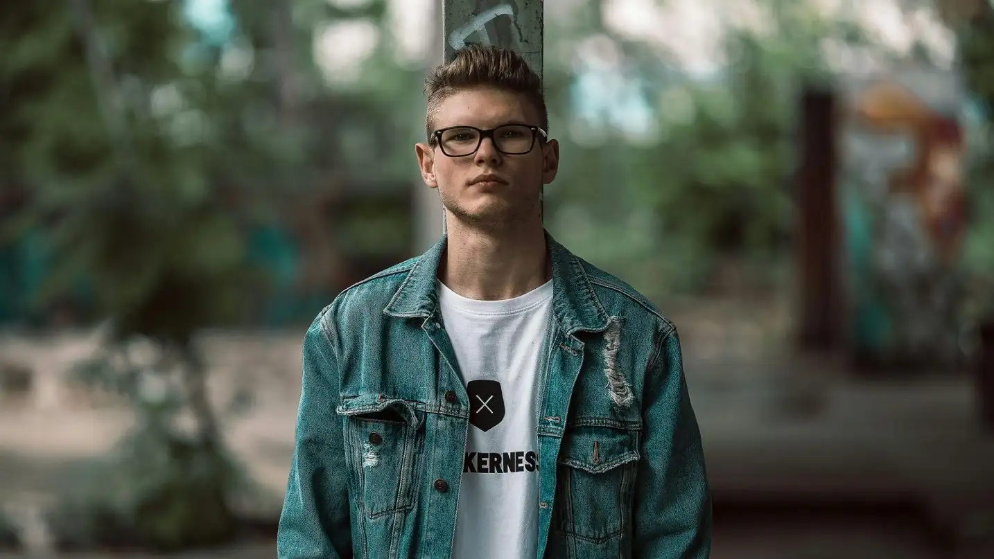 7 Casual Denim Outfit Ideas for Men to Wear on Weekends 2 1. Denim Jacket with basic white shirt